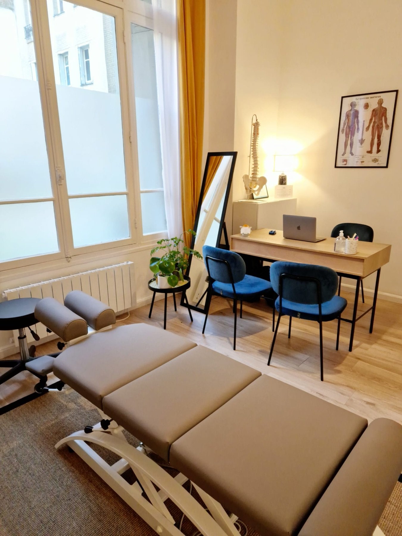 Espace d’échange et table de consultation dans le cabinet de Lucas Perrier